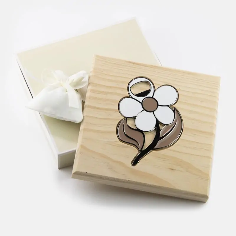 sottopentola in legno con apribottiglie fiore