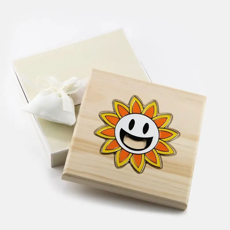 sottopentola in legno con apribottiglie sole