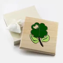 sottopentola in legno con apribottiglie quadrifoglio