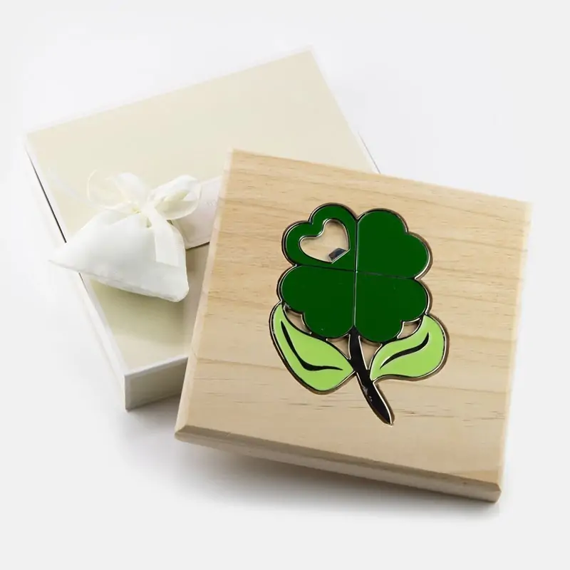 sottopentola in legno con apribottiglie quadrifoglio