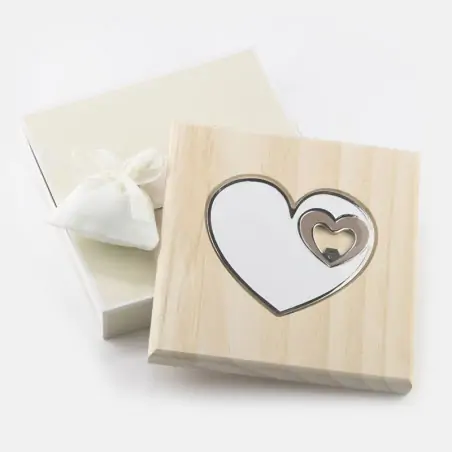 sottopentola in legno con apribottiglie cuore bianco e beige