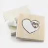 sottopentola in legno con apribottiglie cuore bianco e beige