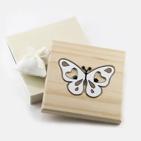 sottopentola in legno con apribottiglie farfalla bianca e beige