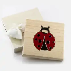 sottopentola in legno con apribottiglia coccinella