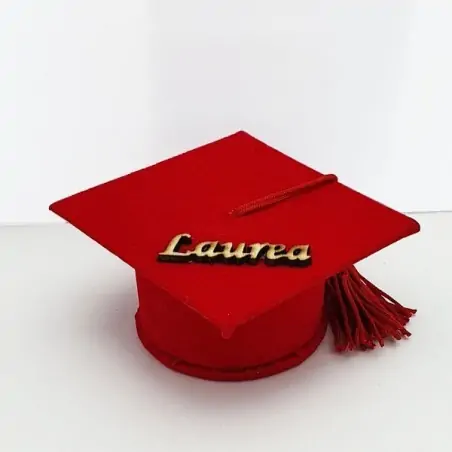 SCATOLE CAPPELLO LAUREA ROSSO VELLUTO E SCRITTA IN LEGNO